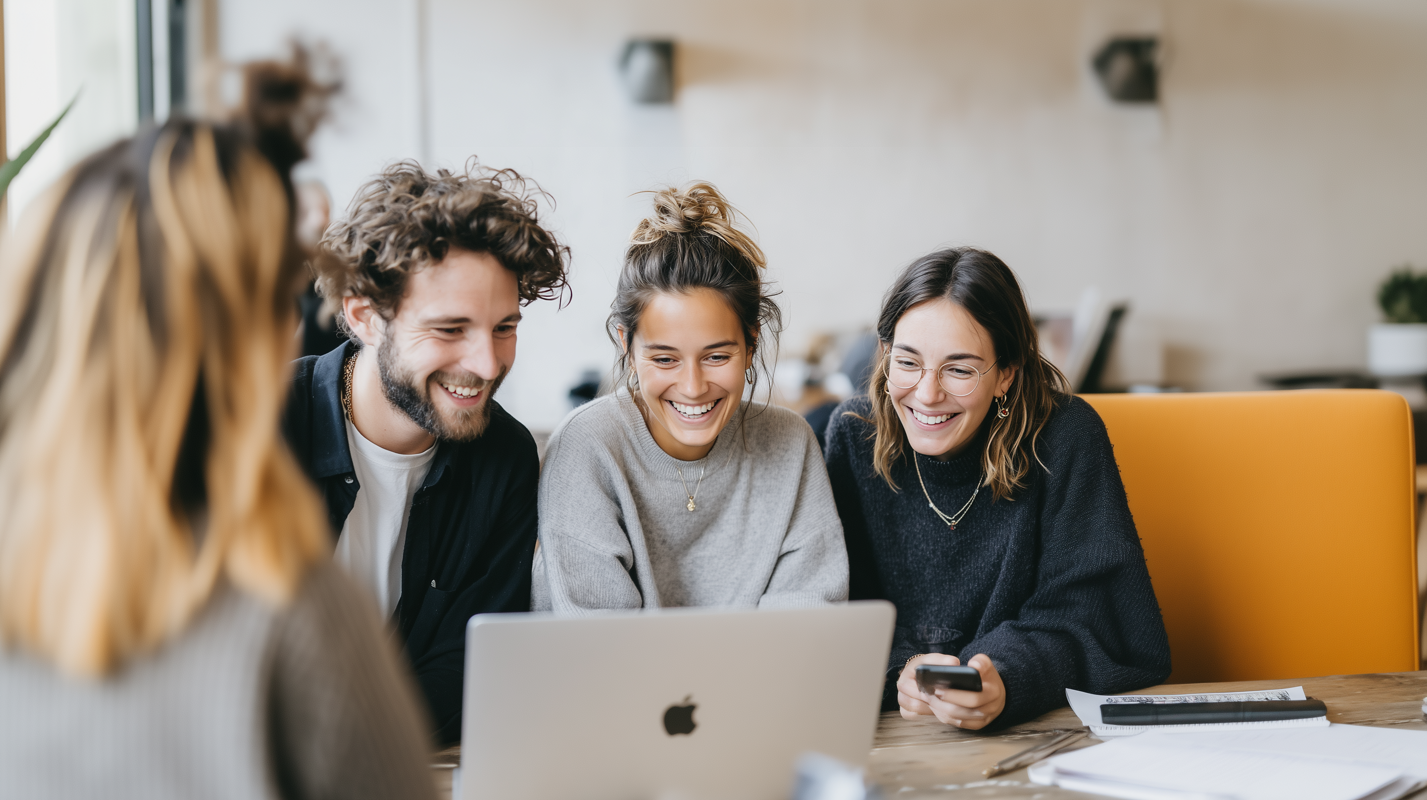3_colleagues_collaborating_on_a_meeting